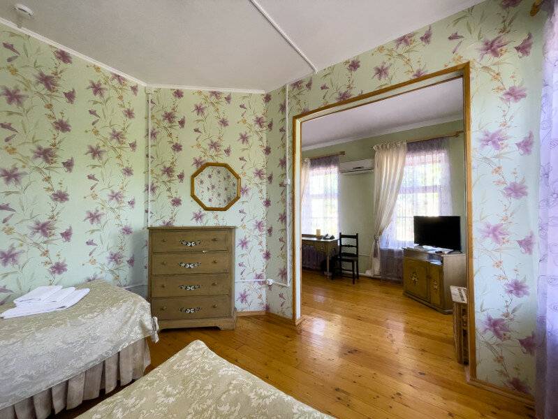 Фотографии номера Двухместный номер (двухкомнатный) 2 в Гостинице Юрьево Подворье Вельск