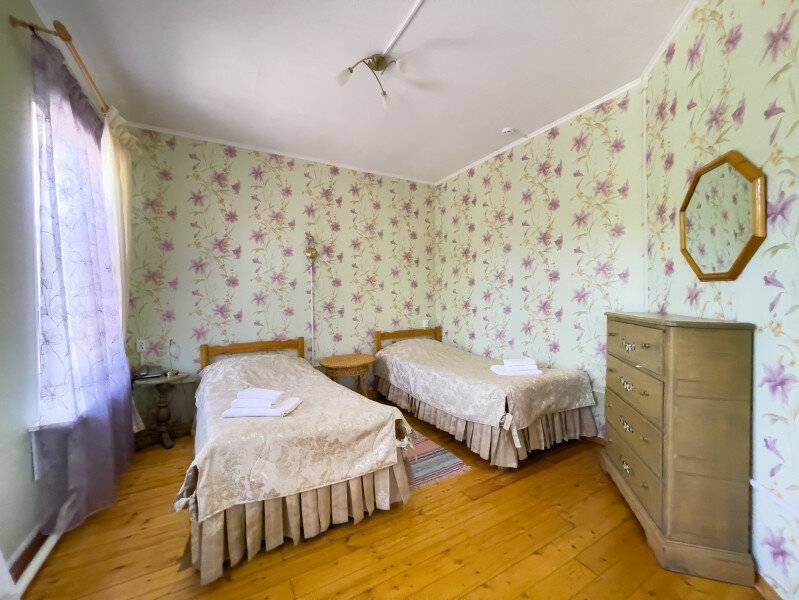 Фотографии номера Двухместный номер (двухкомнатный) 2 в Гостинице Юрьево Подворье Вельск