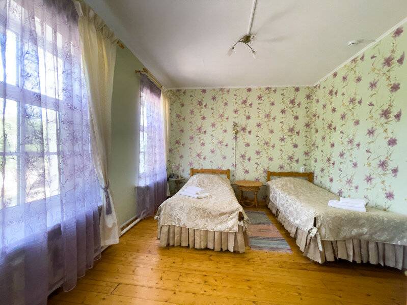 Фотографии номера Двухместный номер (двухкомнатный) 2 в Гостинице Юрьево Подворье Вельск