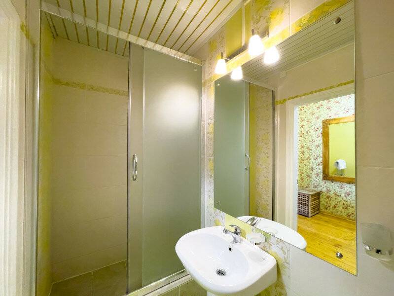 Фотографии номера Двухместный номер (двухкомнатный) 4 в Гостинице Юрьево Подворье Вельск